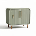 Aparador moderno em verde com design de ripas e pé em madeira 80 x 40 x 70cm